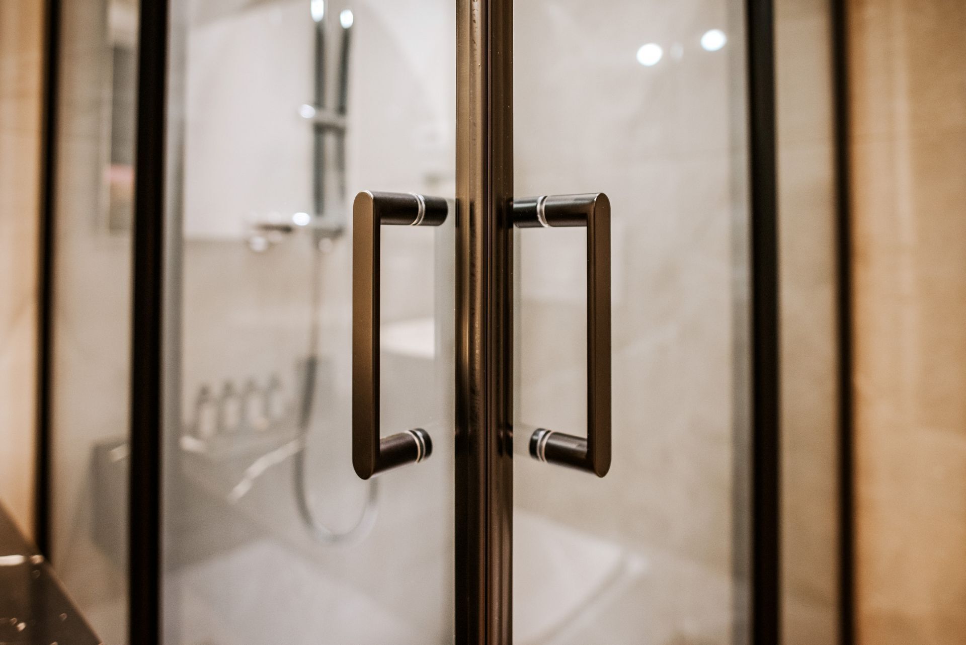 Suite junior, vistas al jardín | Baño | Ducha, secador de pelo y toallas