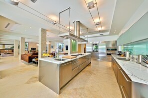 Exterior - Alta Paradise (Beverly Hills)