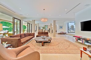 Exterior - Alta Paradise (Beverly Hills)