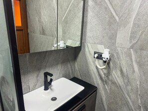 Máy sấy tóc, khăn tắm, xà phòng, dầu gội 