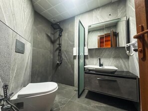 Máy sấy tóc, khăn tắm, xà phòng, dầu gội 