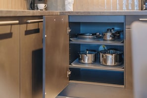 Frigorífico, microondas, placa de cocina y lavavajillas