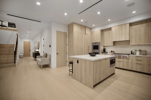 Apartment (5 Bedrooms) | Exterior - Kraft Villa (North Hollywood)