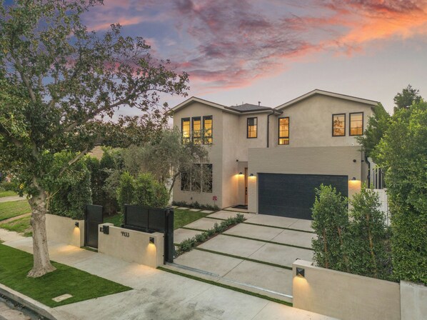 Apartment (5 Bedrooms) | Front of property