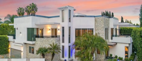 Apartment (5 Bedrooms) | Front of property