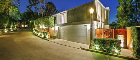 Apartment (5 Bedrooms) | Front of property