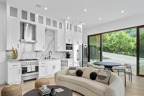 Exterior - Oak Haven Sanctuary (Studio City)