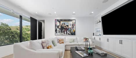 Appartement (Multiple Bedrooms) | Coin séjour | Télévision, cheminée