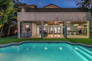 A modern house with a swimming pool, covered patio, and a dining area. - Perla (Miami Shores)