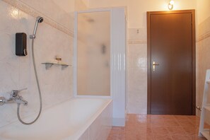Bathroom - Cozy 2-bedroom apartment in enchanting Malgrate with AC (Malgrate)