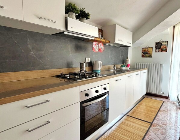 Private kitchen - Cozy 2-bedroom apartment in enchanting Malgrate with AC (Malgrate)