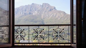 A window with a view of a mountain and a town below. - Cozy 2-bedroom apartment in enchanting Malgrate with AC (Malgrate)