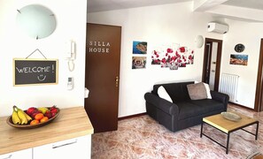 Living area - Cozy 2-bedroom apartment in enchanting Malgrate with AC (Malgrate)