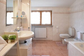 Bathroom - Cozy 2-bedroom apartment in enchanting Malgrate with AC (Malgrate)