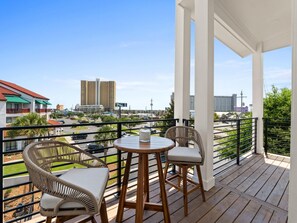 Outdoor dining - 3012 Emerald Coast B | Community Pool, Game Room + 0.3 Miles To Beach (Panama City Beach)