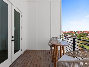 Outdoor dining - 3012 Emerald Coast B | Community Pool, Game Room + 0.3 Miles To Beach (Panama City Beach)