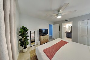 Room - Pelican Beach #2004 | Gulf Front in Destin + Amenities (Destin)