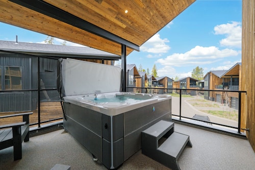 Stunning 3 bedroom, pet friendly, private hot tub, mt views