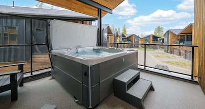 Stunning 3 bedroom, pet friendly, private hot tub, mt views