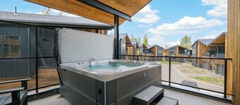 Stunning 3 bedroom, pet friendly, private hot tub, mt views