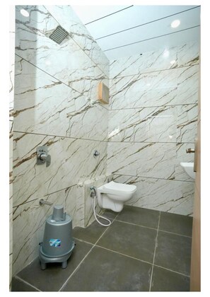 Deluxe kamer, uitzicht op stad | Badkamer | Gratis toiletartikelen, handdoeken, zeep, shampoo