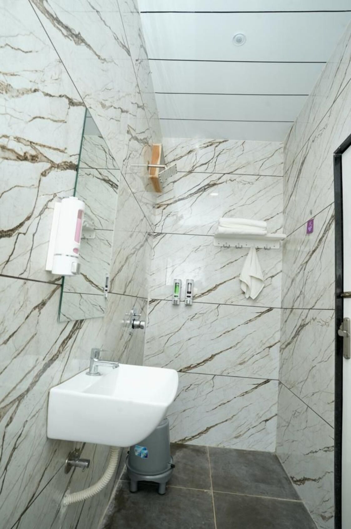 Deluxe Room, City View | Bathroom | Shower, free toiletries, towels, soap