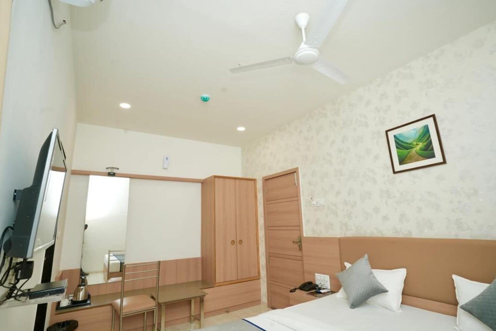 Deluxe Room, City View | Desk, free WiFi