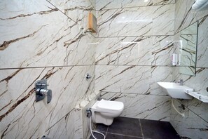 Chambre Deluxe, vue ville | Salle de bain | Articles de toilette gratuits, serviettes fournies, savon, shampoing