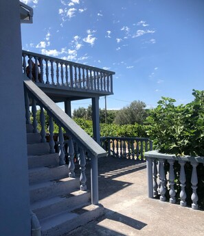 A staircase with balustrades leading to a covered area, surrounded by greenery. - Beautiful 2-3 bed Apt, 360 sea/mountain views in spacious gardens. Pet friendly (Vranovici)