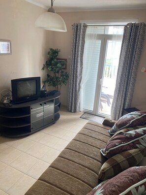 Living area - Captivating, peaceful & generous 2-3 bed Apartment set in expansive gardens. (Vranovici)