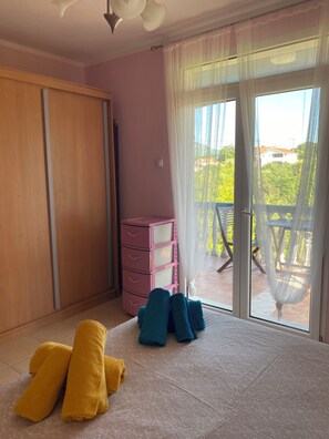 Room - Captivating, peaceful & generous 2-3 bed Apartment set in expansive gardens. (Vranovici)