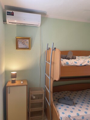 Room - Captivating, peaceful & generous 2-3 bed Apartment set in expansive gardens. (Vranovici)