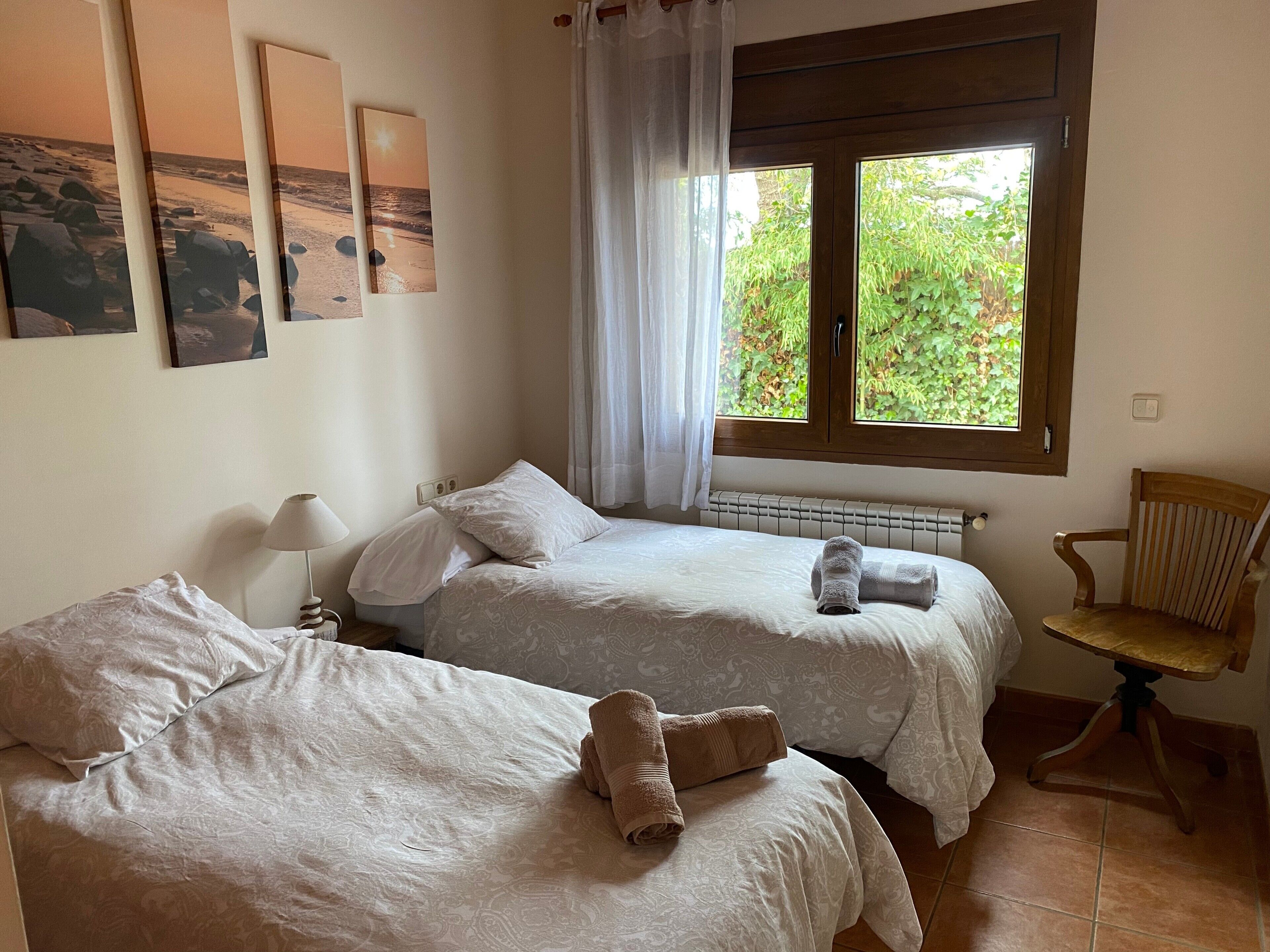 Tabla de planchar con plancha, wifi, ropa de cama