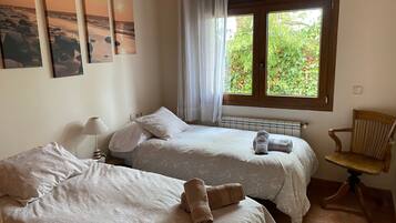 Tabla de planchar con plancha, wifi, ropa de cama