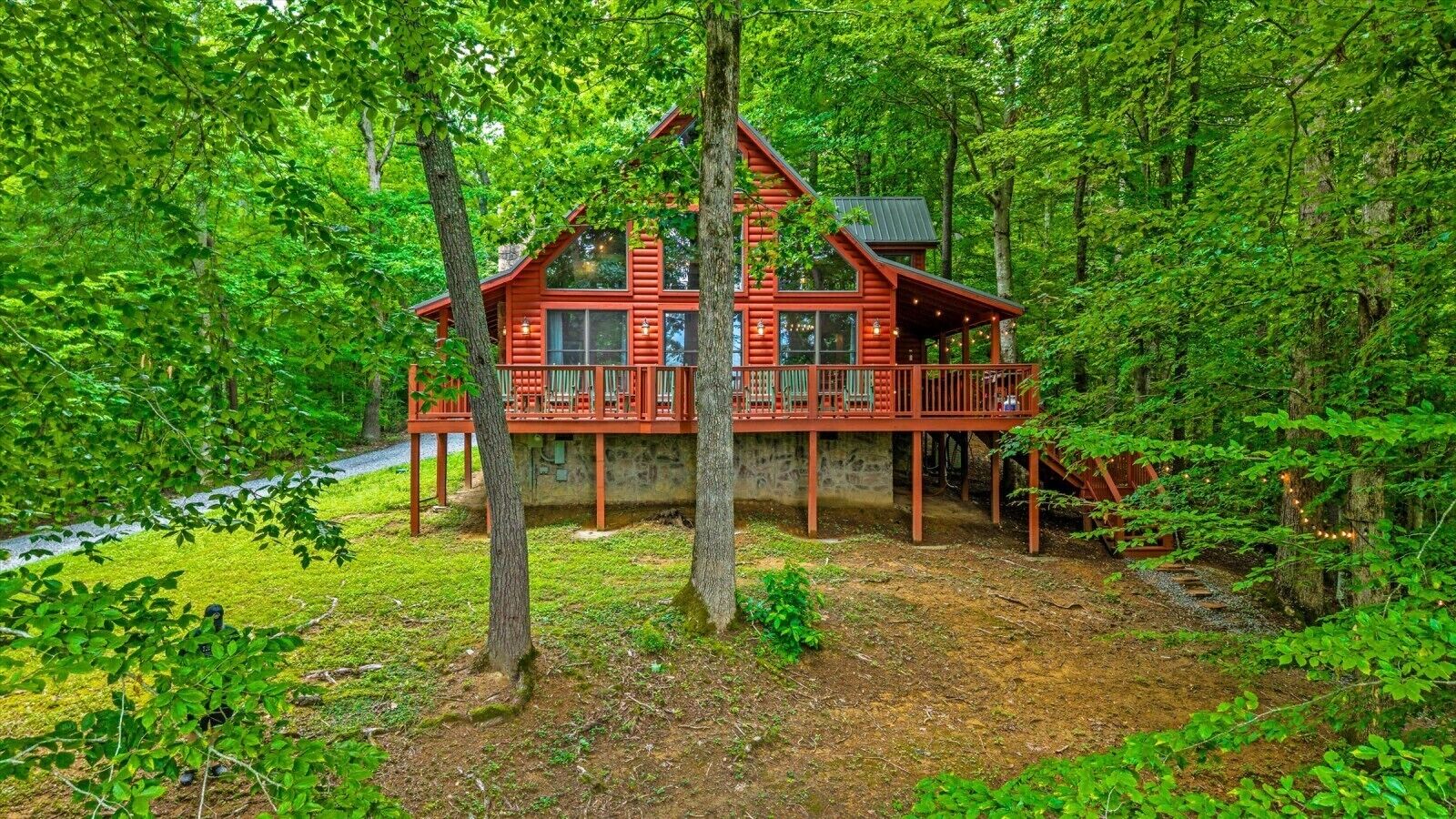 Eine Hütte mit Balkon, umgeben von Bäumen.