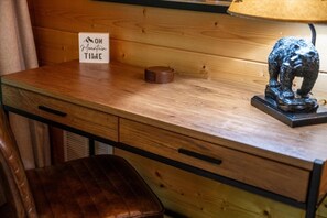 A wooden desk with a sign reading 'ON MOUNTAIN TIME,' a lamp, and a bear statue. - 2BR w/Hot Tub*Fire Pit*Games*Privacy*Walk to Pool! (Sevierville)