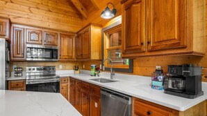 Coffee/tea maker, fridge, microwave, oven - 2BR w/Hot Tub*Fire Pit*Games*Privacy*Walk to Pool! (Sevierville)