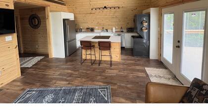 Cozy 3-bedroom cabin in enchanting Mammoth Cave with near state park.