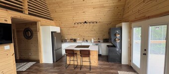 Cozy 3-bedroom cabin in enchanting Mammoth Cave with near state park.