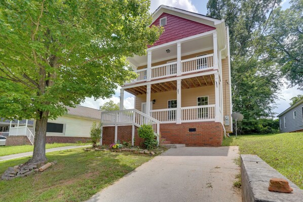 A two-story building with a covered porch and a brick foundation. - 3 Mi to Mercedes-benz Stadium! Group Getaway (Austin)