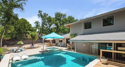 5BR Group Retreat w/ Pool in Austin, 4 Mi to Dtwn