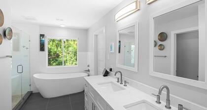 5BR Group Retreat w/ Pool in Austin, 4 Mi to Dtwn