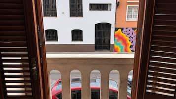Escritorio, wifi gratis y ropa de cama