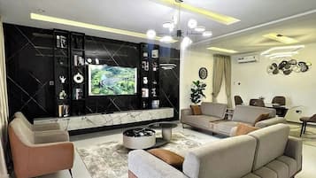 Departamento económico, balcón, vista a la ciudad | Área de sala de estar