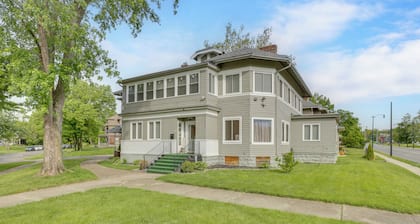 1 Mi to Dtwn Dayton: Unique 3-unit Base!
