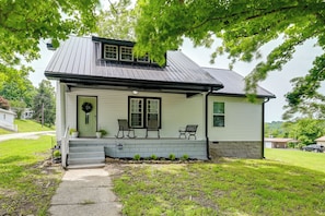 A single-story house with a front porch, a small front yard, and a metal roof. - Family Home in Heart of Brownsville: Walk to River (Brownsville)