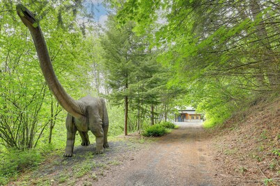 Jurassic Retreat: Hot Tub & Life-size Dinosaurs!