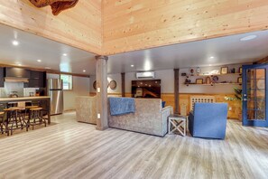 Ein modernes Interieur mit Küche, Barbereich und Sitzgelegenheiten.