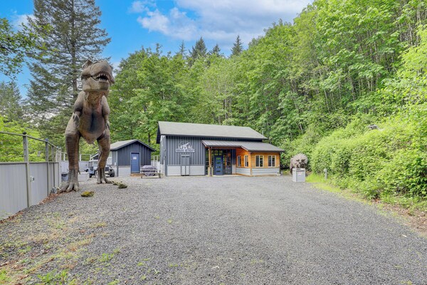 Jurassic Retreat: Hot Tub & Life-size Dinosaurs! - Ainsworth State Park, Cascade Locks