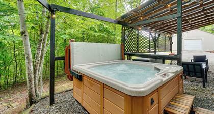 Smoky Mtn Tiny Cabin Hideaway: Hot Tub, Patio
